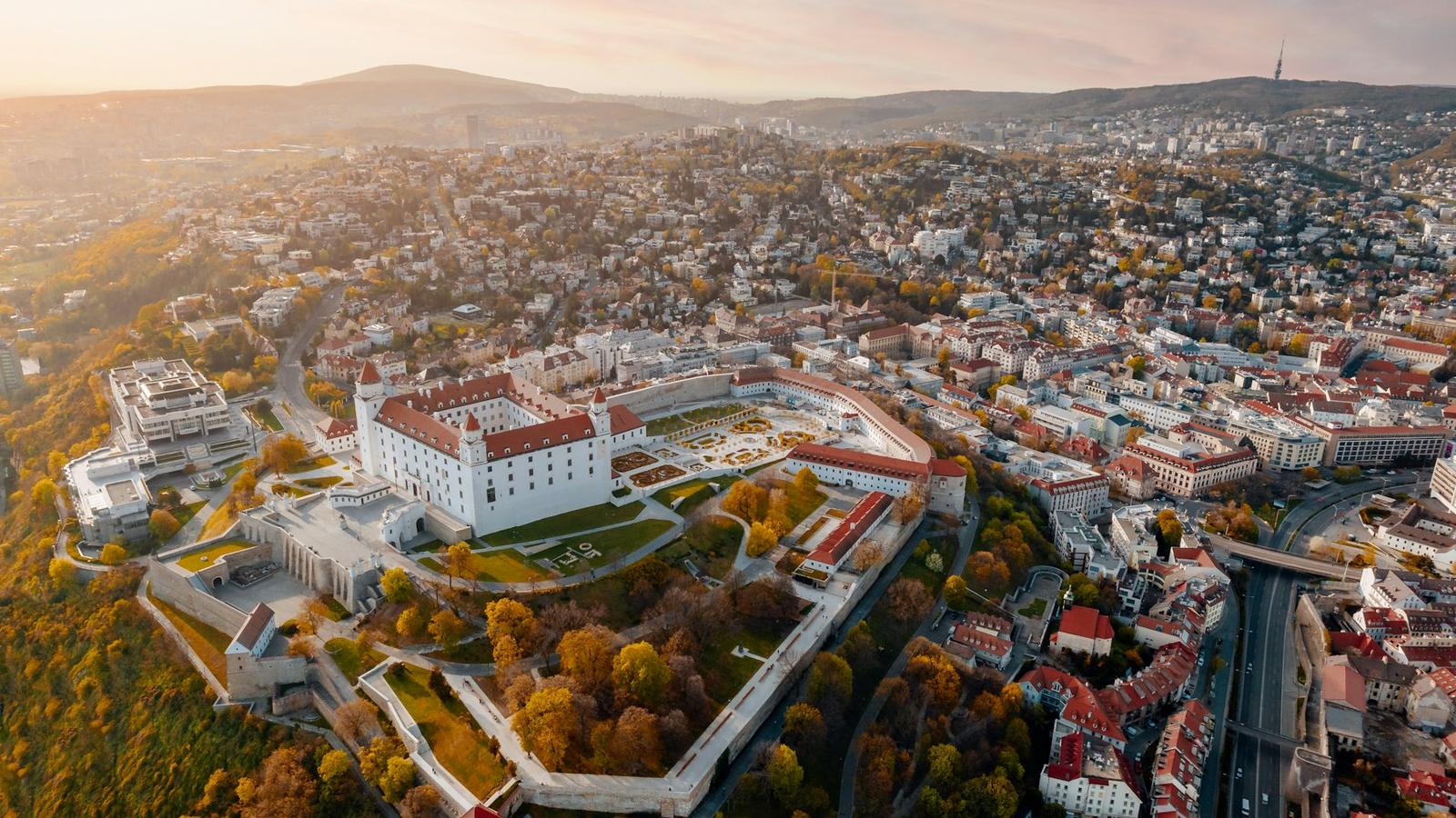 Letecký pohľad na Bratislavu s hradom